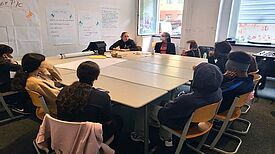 Gemeinsam suchten die Kinder und Jugendlichen in den Workshops nach Ideen für den Palästina Jugendclub. (Bild: Karame e.V.)