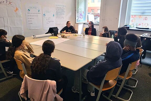 Gemeinsam suchten die Kinder und Jugendlichen in den Workshops nach Ideen für den Palästina Jugendclub. (Bild: Karame e.V.)