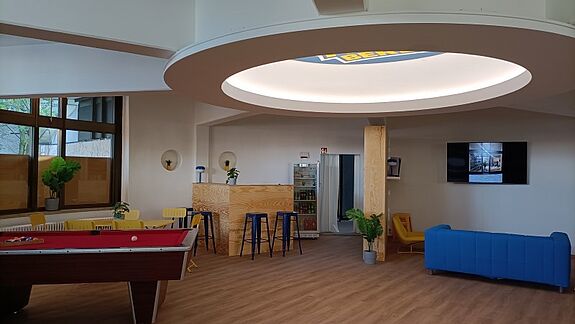 Im Inneren es Jugendclubs gibt es einen Billardtisch und verschiedene Sitzgelegenheiten. 