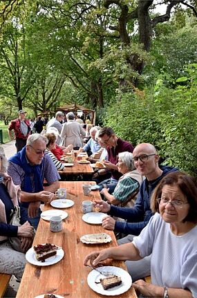 An der langen Tafel kamen die Anwesenden miteinander in den Austausch. (Bild: QM Gropiusstadt Nord)