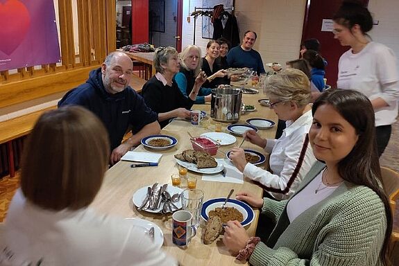 Der „Runde Tisch” ist ein regelmäßiger Treffpunkt für alle, die das Ernährungsumfeld in ihrem Kiez mitgestalten möchten. (Bild: RESTLOS GLÜCKLICH e.V.)