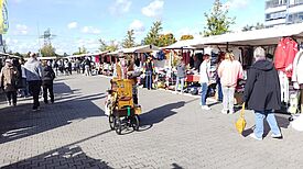 Mit einem Leierkastenmann sorgte ein Nachbar für musikalische Unterhaltung auf dem Trödelmarkt. (Bild: Joachim Schmidt)