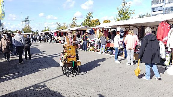 Mit einem Leierkastenmann sorgte ein Nachbar für musikalische Unterhaltung auf dem Trödelmarkt. (Bild: Joachim Schmidt)