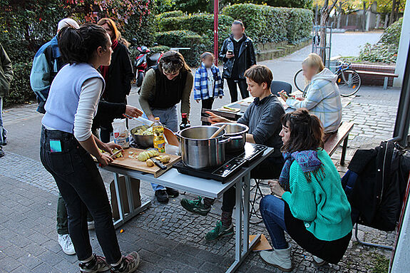 Gemeinsam kochten die Anwesenden zwei Rezepte aus dem Rezeptbuch.  (Bild: M. Hühn)