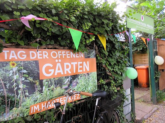 Der Eingang der Gartenkolonie Harztal-Wilde Rose lud die Nachbarschaft am Tag der offenen Gärten ein, die Parzellen zu erkunden. (Bild: Jens Sethmann)