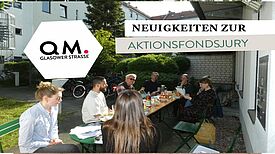 Mehrere Menschen sitzen bei Sonnenschein an einem langen Tisch im Freien und beraten bei Getränken und Snacks über neue Projekte im Quartier.