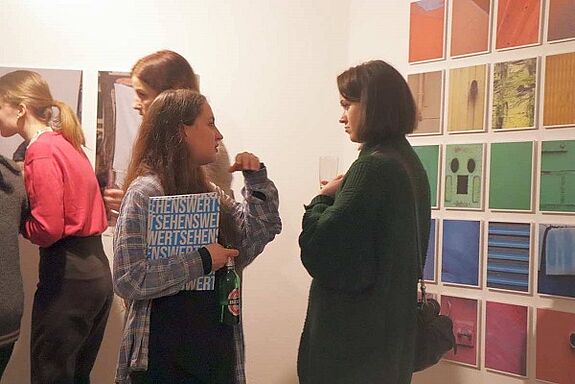 Gespräch vor der Serie „Achromatic“ von Neha Chaudhary. Foto: QM Brunnenviertel-Ackerstraße