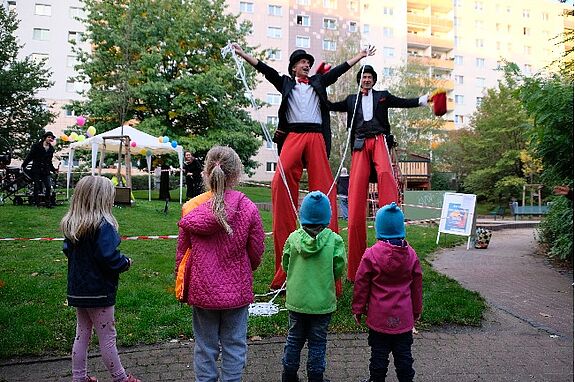 Hatten den Weitblick beim VERSTETIVAL: Die Stelzenläufer wurden bestaunt. (Bild: Julian Krischan)