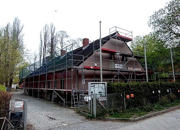 Gerüste umgeben den Auguste Mädchen- und Frauentreff zu Beginn der Bauarbeiten am Dachgeschoss.