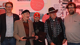 Bezirksstadtrat Jochen Biedermann (links) und Quartiersmanager Gunnar Zerowsky (rechts) mit Ehrenamtlichen der Tee- und Wärmestube. Bild: QM Schillerpromenade