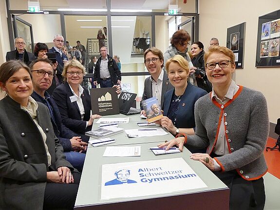 Senatsbaudirektorin Regula Lüscher, Bezirksbürgermeisterin Dr. Franziska Giffey, Bezirksstadtrat Jochen Biedermann und Schulleiterin Karin Kullick (von rechts) an den neuen Lerninseln. Foto: Axel Zibell / Senatsverwaltung für Stadtentwicklung und Wohnen