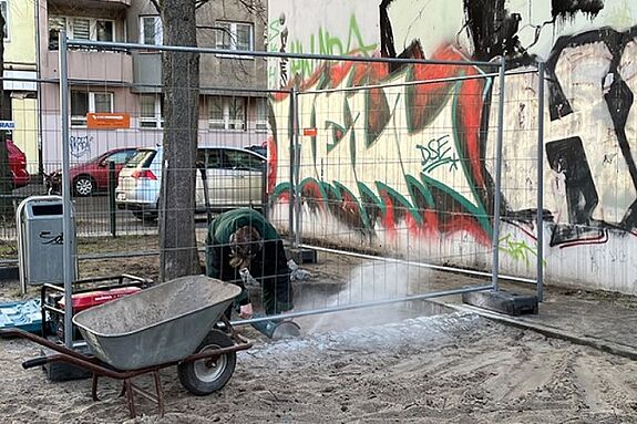 Der Weg vor den Sitzbänken wurde neu gepflastert. (Bild: Regina Friedrich)