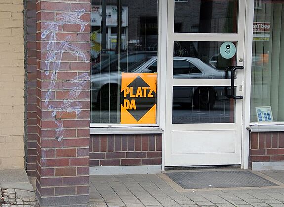 Ein Plakat mit einer klaren Botschaft: „Platz da“. Dominique Hensel / QM Brunnenviertel-Brunnenstraße