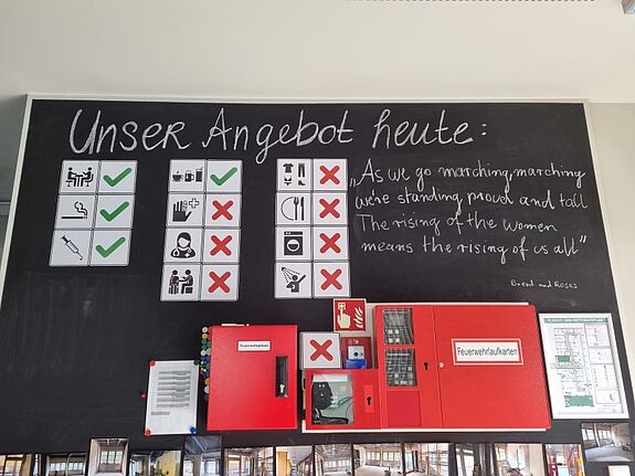 Eine Infotafel informiert über die täglichen Angebote. (Bild: QM ZKO)