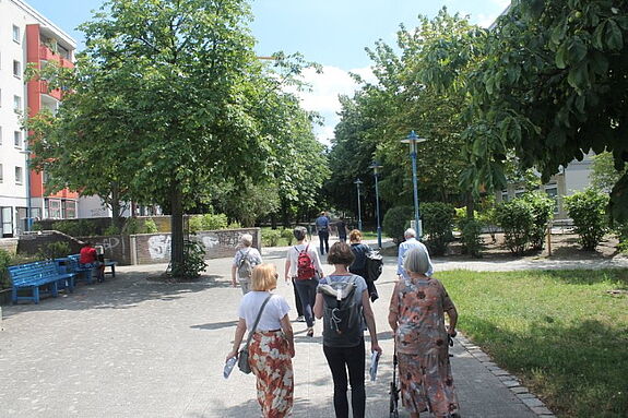 Gemeinsam zieht die Gruppe von der Hellersdorfer Promenade in das Quartier Boulevard Kastanienallee. Bild: Kiezredakteur.
