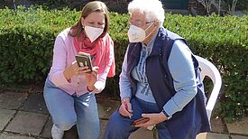 Das Projekt „Digitale Senior*innen“ begleitet Seniorinnen und Senioren bei ersten Erfahrungen mit digitaler Kommunikation. (Foto: Julian Krischan)