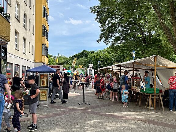 Bei sommerlichem Wetter besuchen Anwohnende und Interessierte das Kinderfest und den Trödelmarkt im QM-Gebiet Boulevard Kastanienallee.