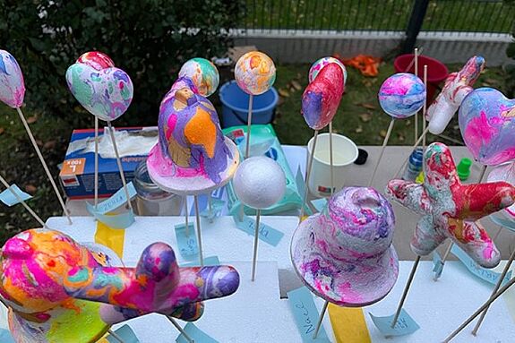 Die Kinder konnten an acht verschiedenen Stationen basteln, malen oder ihre Geschicklichkeit testen. (Bild: Familienzentrum Vielfalt)