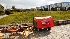 Lädt zum Plaudern ein: Das „Café auf Rädern“. Foto: Café auf Rädern