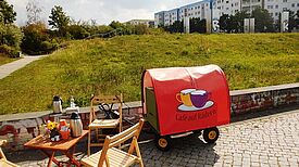 Lädt zum Plaudern ein: Das „Café auf Rädern“. Foto: Café auf Rädern