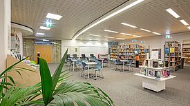 Blick in die neue Jugendbibliothek. Bild: SINISSEY Photography