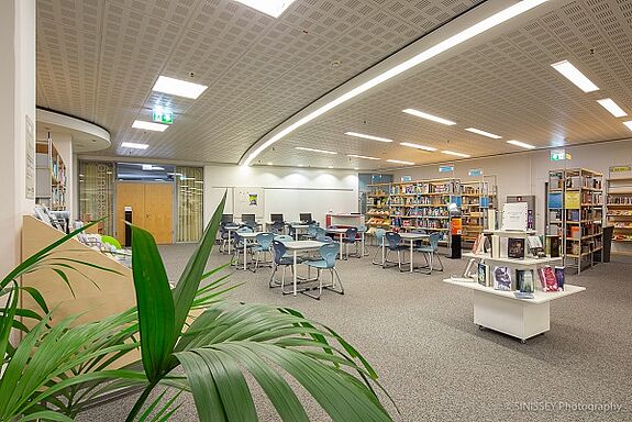 Blick in die neue Jugendbibliothek. Bild: SINISSEY Photography