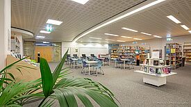 Blick in die neue Jugendbibliothek. Bild: SINISSEY Photography
