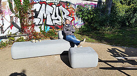 Ein Sofa aus Beton lädt zum Verweilen ein. Bild: QM Ganghoferstraße