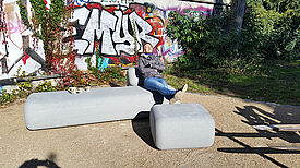 Ein Sofa aus Beton lädt zum Verweilen ein. Bild: QM Ganghoferstraße