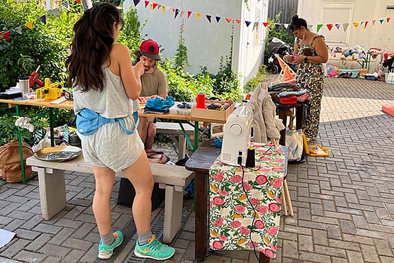 Warum gleich wegwerfen, wenn man es doch im Repair-Café noch einmal reparieren kann? (Bild: QM Glasower Straße)