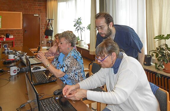 Digitales Arbeiten beim Fotokurs.  Foto: QM Schöneberger Norden