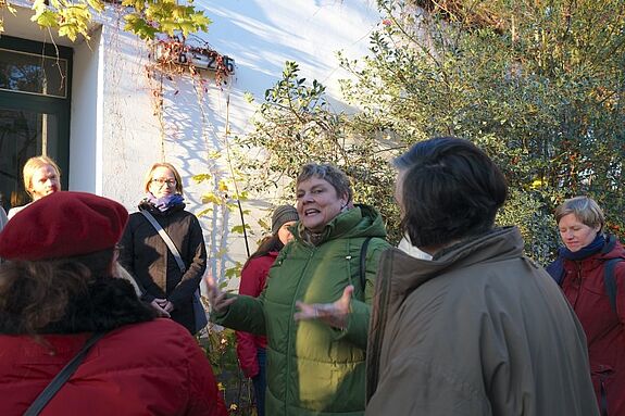 Bei dem Rundgang wurde darüber diskutiert, wie der zukünftige „Lebendigen Campus“ die soziale Infrastruktur in der Weißen Siedlung am besten verbessern kann. (Bild: QM Dammwegsiedlung / Weiße Siedlung)