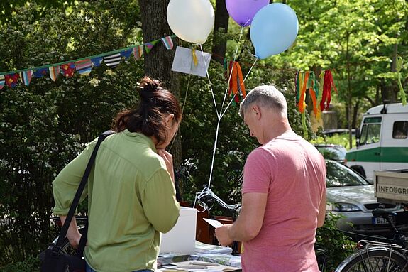 Der Tag im Park bot die Gelegenheit, sich über die Arbeit des QMs und die Projekte zu informieren. (Bild: QM Germaniagarten)