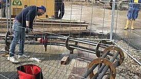 Die Kugelbahn auf dem Boulevard Kastanienallee ist noch nicht ganz fertig und lockt schon viele neugierige Bewohnerinnen und Bewohner an. Foto: QM Boulevard Kastanienallee 