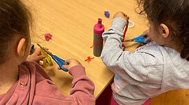 Die Kinder der Kita Schönwalder Straße waren mit großem Ehrgeiz beim Workshop dabei und lernten die Welt der Musik kennen. (Bildquelle: Julia Six)