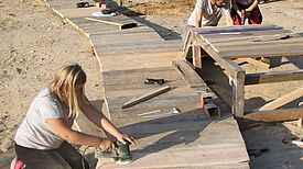 Ein Mikrokosmos entsteht: Bau des Stegs auf der Brache. Foto: Jessica Dittmar