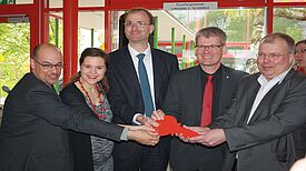 (v.l.n.r.) Carsten Röding, Ulrike Herrmann, Dr. Jochen Lang, Helmut Kleebank und Thomas Zissel bei der Schlüsselübergabe Foto: QM Spandauer Neustadt