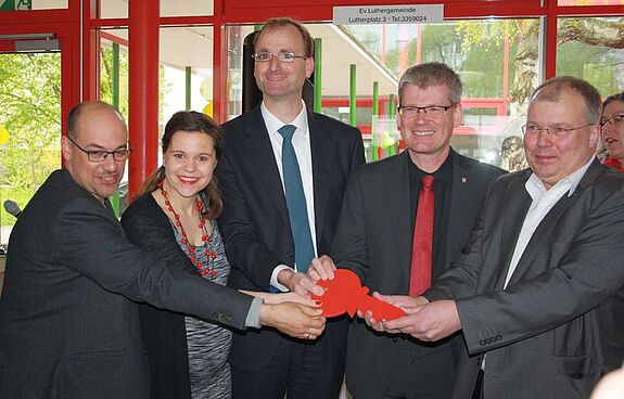 (v.l.n.r.) Carsten Röding, Ulrike Herrmann, Dr. Jochen Lang, Helmut Kleebank und Thomas Zissel bei der Schlüsselübergabe Foto: QM Spandauer Neustadt