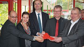 (v.l.n.r.) Carsten Röding, Ulrike Herrmann, Dr. Jochen Lang, Helmut Kleebank und Thomas Zissel bei der Schlüsselübergabe Foto: QM Spandauer Neustadt