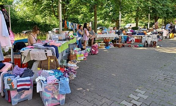 Zwölf Stände aus dem Quartier bieten eine bunte Auswahl an Baby- und Kindersachen sowie Spielzeugen. (Bild: QM Nahariyastraße)