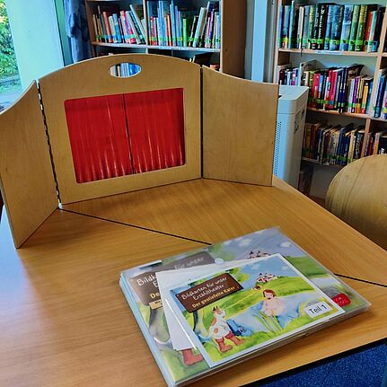Mit dem Erzähltheater entstehen kleine Filme, bei denen die Kinder aus Büchern vorlesen. (Bild: Birgit Leiß)
