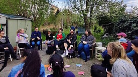 Beim Auftakttreffen erzählen Nachbarinnen und Nachbarn wieviel Gartenerfahrung sie haben und was sie sich für den Gemeinschaftsgarten wünschen. (Bild: QM Harzer Straße / Birgit Leiß)