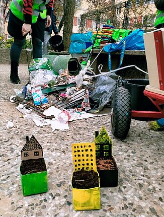 Viele kleine und große Helferinnen und Helfern aus der Nachbarschaft haben im Zuge von „Voll WERTVOLL“ die Spielplätze im Quartier Wassertorplatz von Müll befreit. (Bild: Julian Krischan)