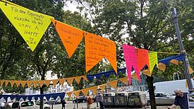 Auf Wimpeln wurden Ideen für den Esperantoplatz und den Kiez gesammelt. (Bild: QM Rixdorf)