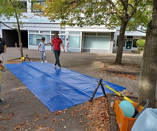 Beim Fest zum Weltkindertag konnten die Kinder bei einem Zirkusworkshop ihr Talent unter Beweis stellen. (Bild: QM Nahariyastraße)