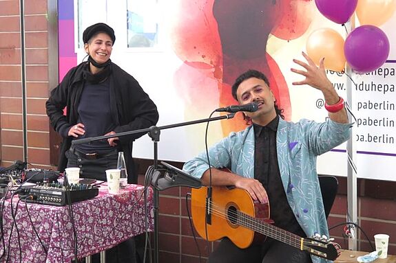 Musikalische Unterstützung gab es bei der Feier durch Anthony Hüseyin und DJ IPEK. Bild: Julia Schonlau