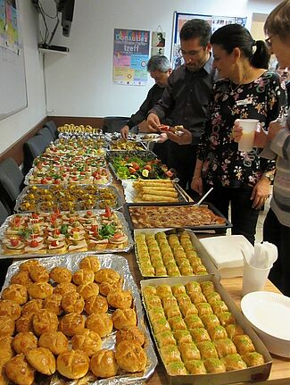 Gäste des Neujahrsempfangs bedienen sich am Buffet. Bild: Jens Sethmann