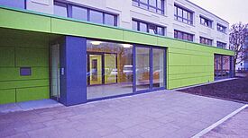 Die Fassade der sanierten Kita Knirpsenstadt  Foto: Dr. Fleischmann