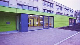 Die Fassade der sanierten Kita Knirpsenstadt  Foto: Dr. Fleischmann