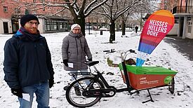 Marian Korb (links) und Doreen Hantuschke (rechts) vom Projektteam „Heißes Hellersdorf“ trotzen mit ihrem Lastenrad allen Wetterbedingungen. (Bild: QM Hellersdorfer Promenade)